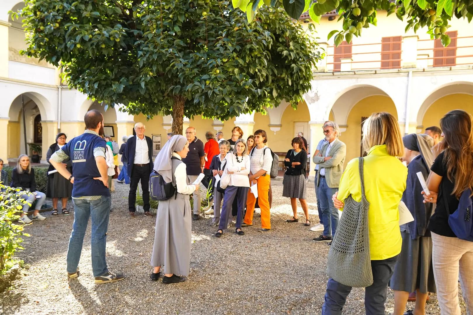 Gruppo in visita al Distretto Sociale Barolo (Festival dell'Accoglienza 2023) © Marcos Dorneles